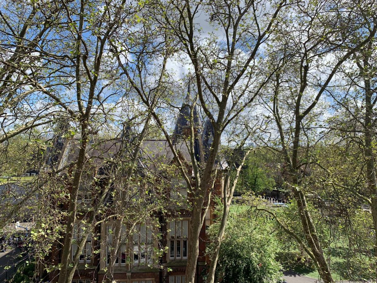 Lovely Apartment In Victoria Park Village 런던 외부 사진