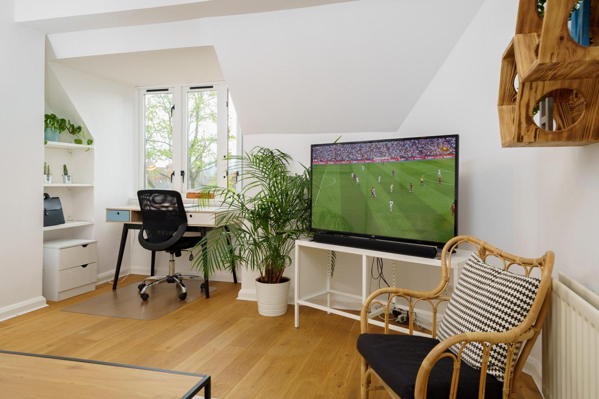 Lovely Apartment In Victoria Park Village 런던 외부 사진